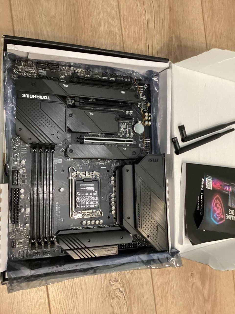 Материнская плата MSI MAG Z690 Tomahawk WiFi DDR5 в упаковке с двумя антеннами и инструкцией.