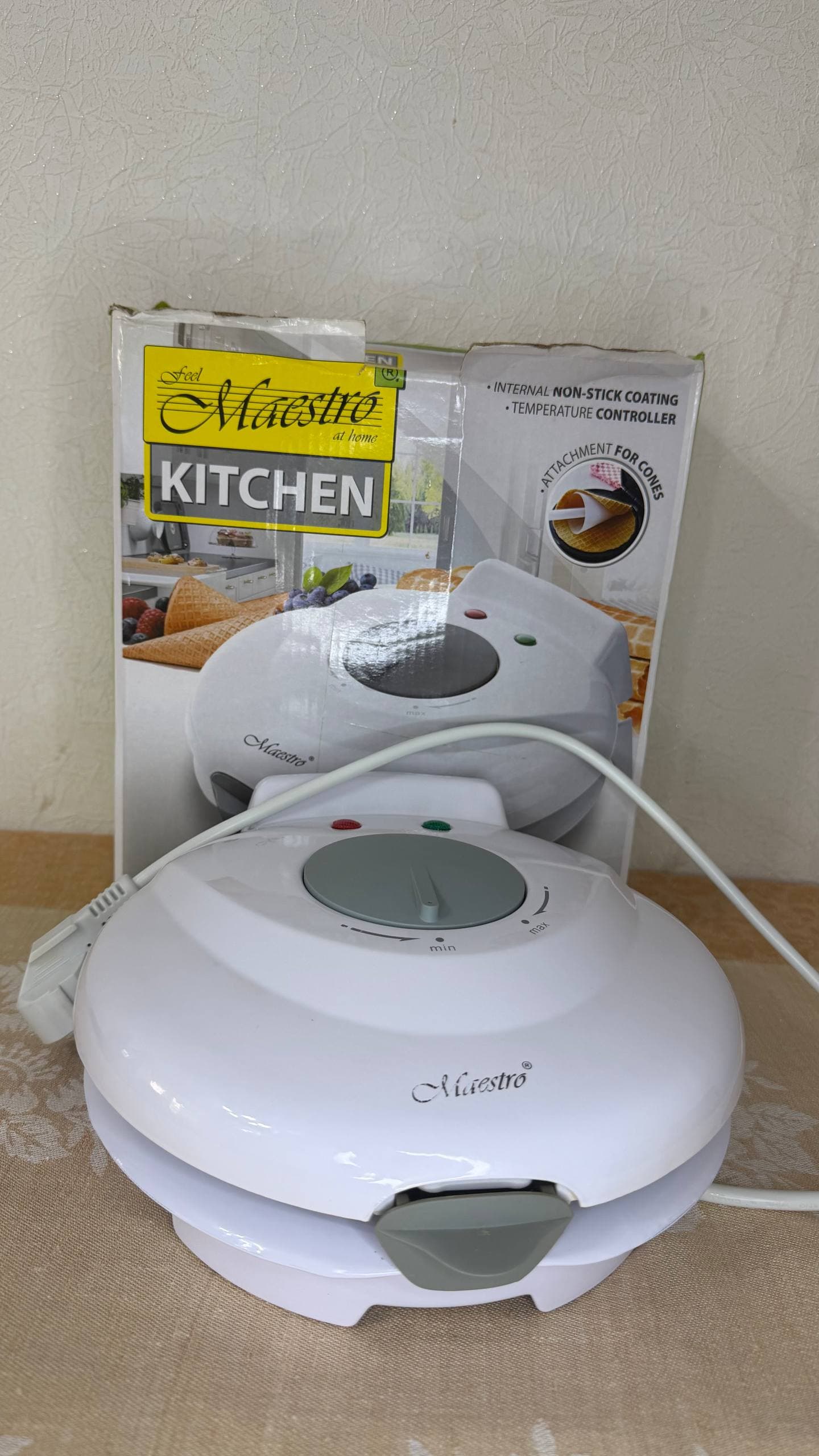 Продаю вафельницу Maestro Kitchen MR-176 в белом цвете.
