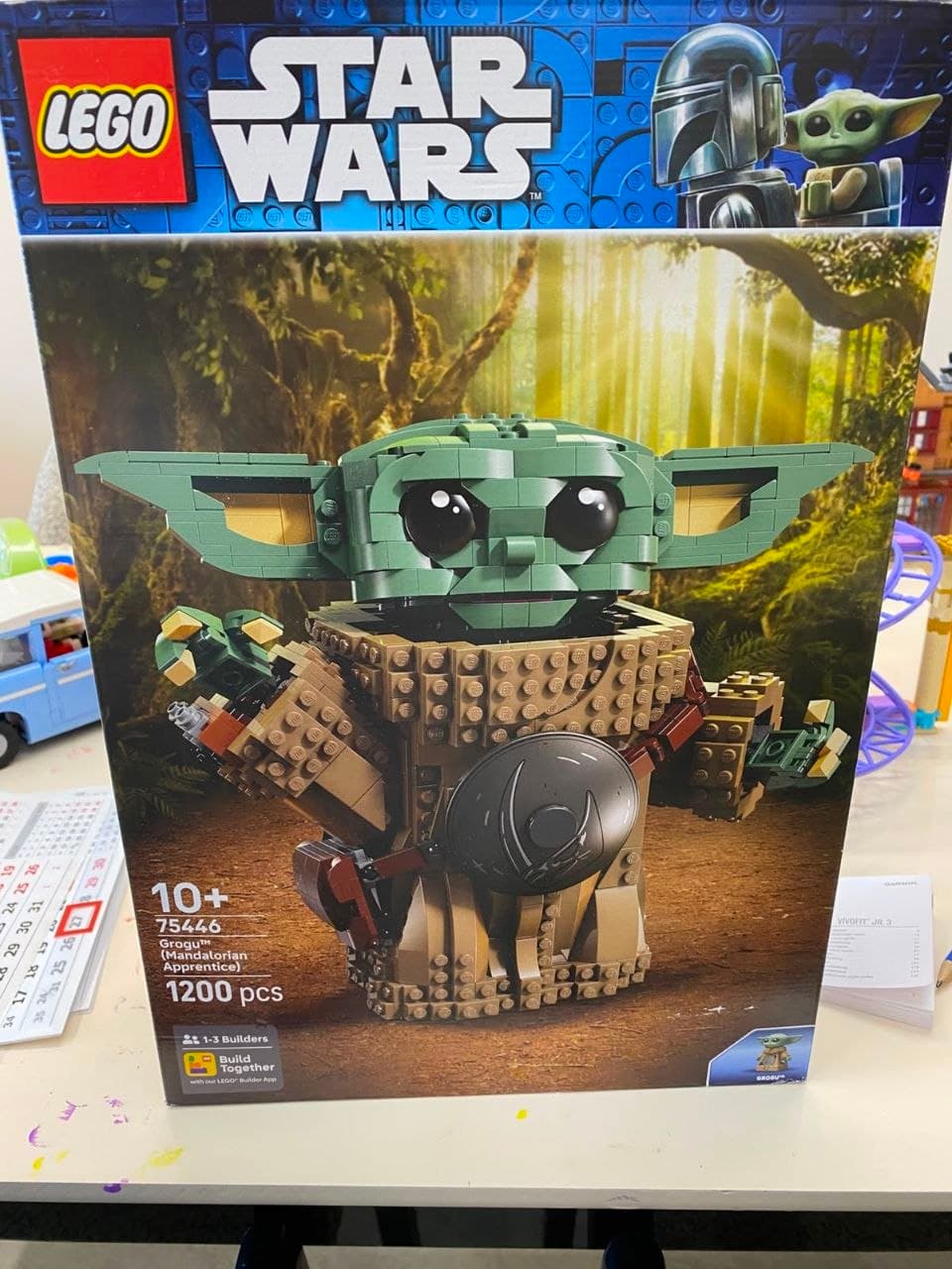Коробка LEGO Star Wars с фигуркой Грогу из 1200 деталей.