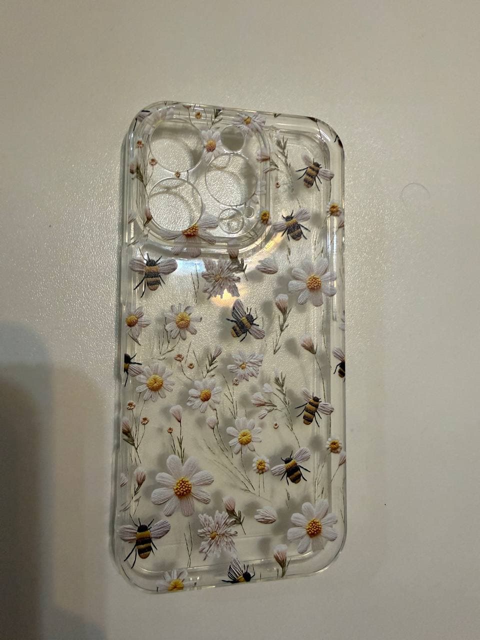 Прозрачный чехол с рисунком цветов и пчёл для iPhone 16 Pro.