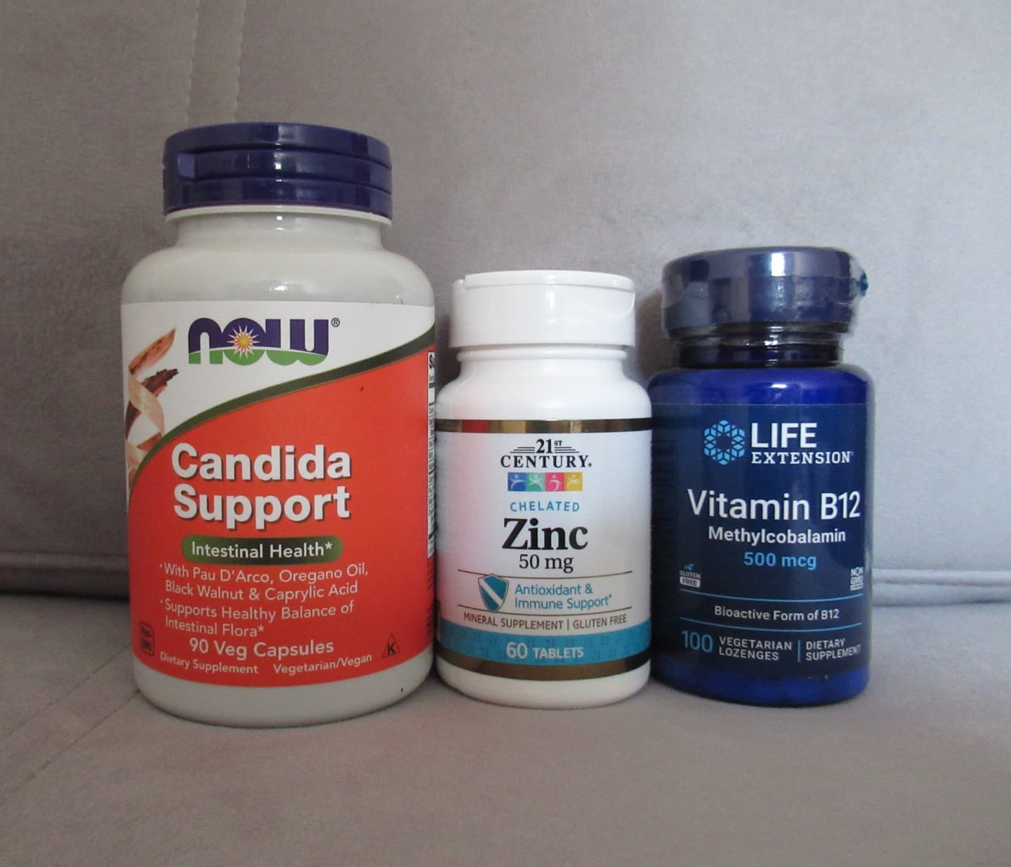 Три бутылки с пищевыми добавками Candida Support, Zinc и Vitamin B12.