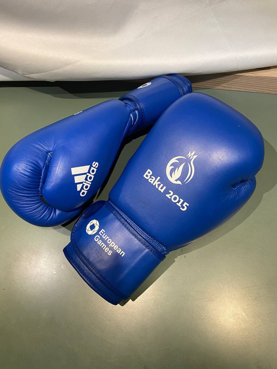 Синие боксерские перчатки Adidas с логотипами European Games и Baku 2015.