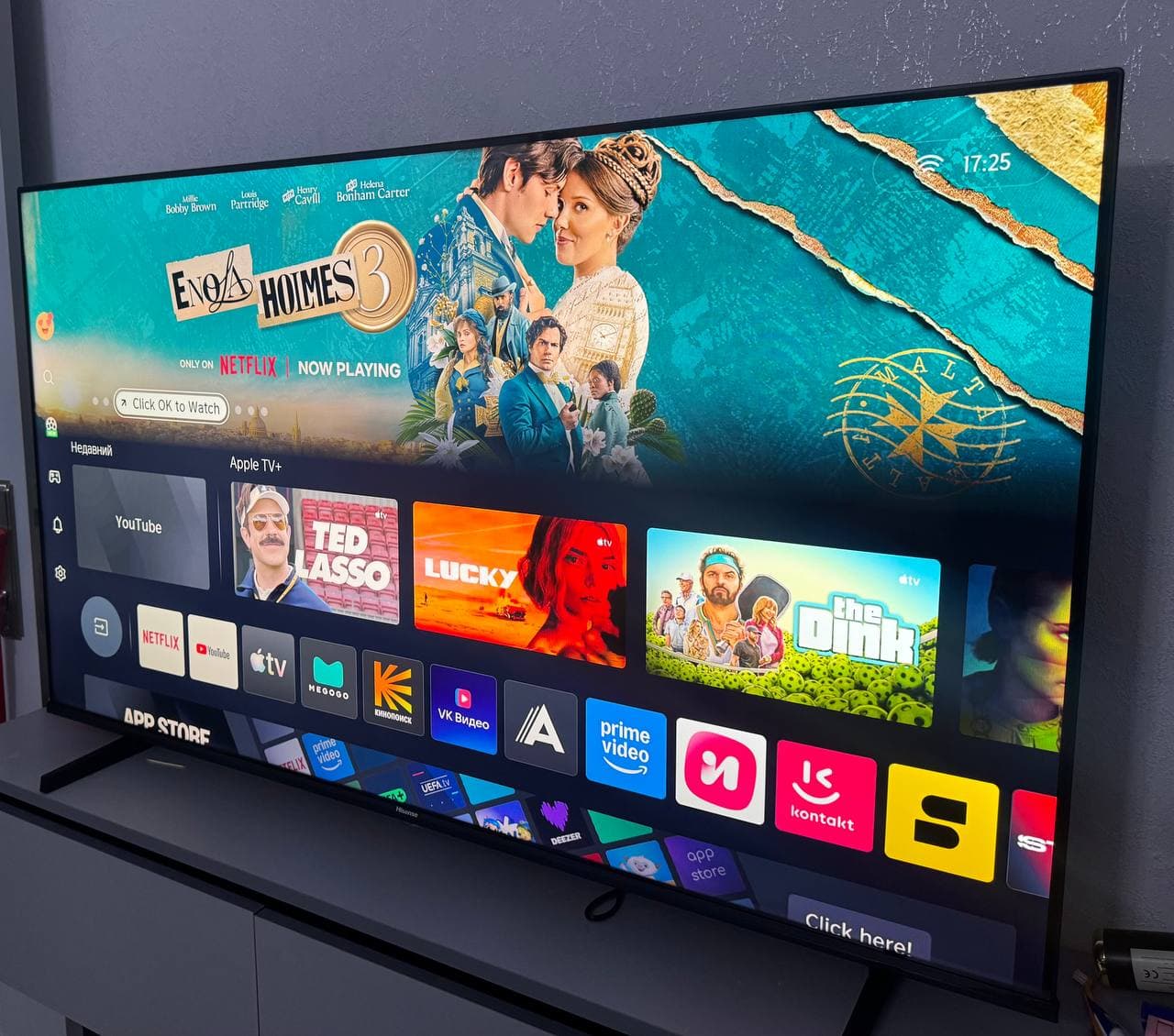 Телевизор Hisense 55 дюймов с включённым экраном и интерфейсом приложений.