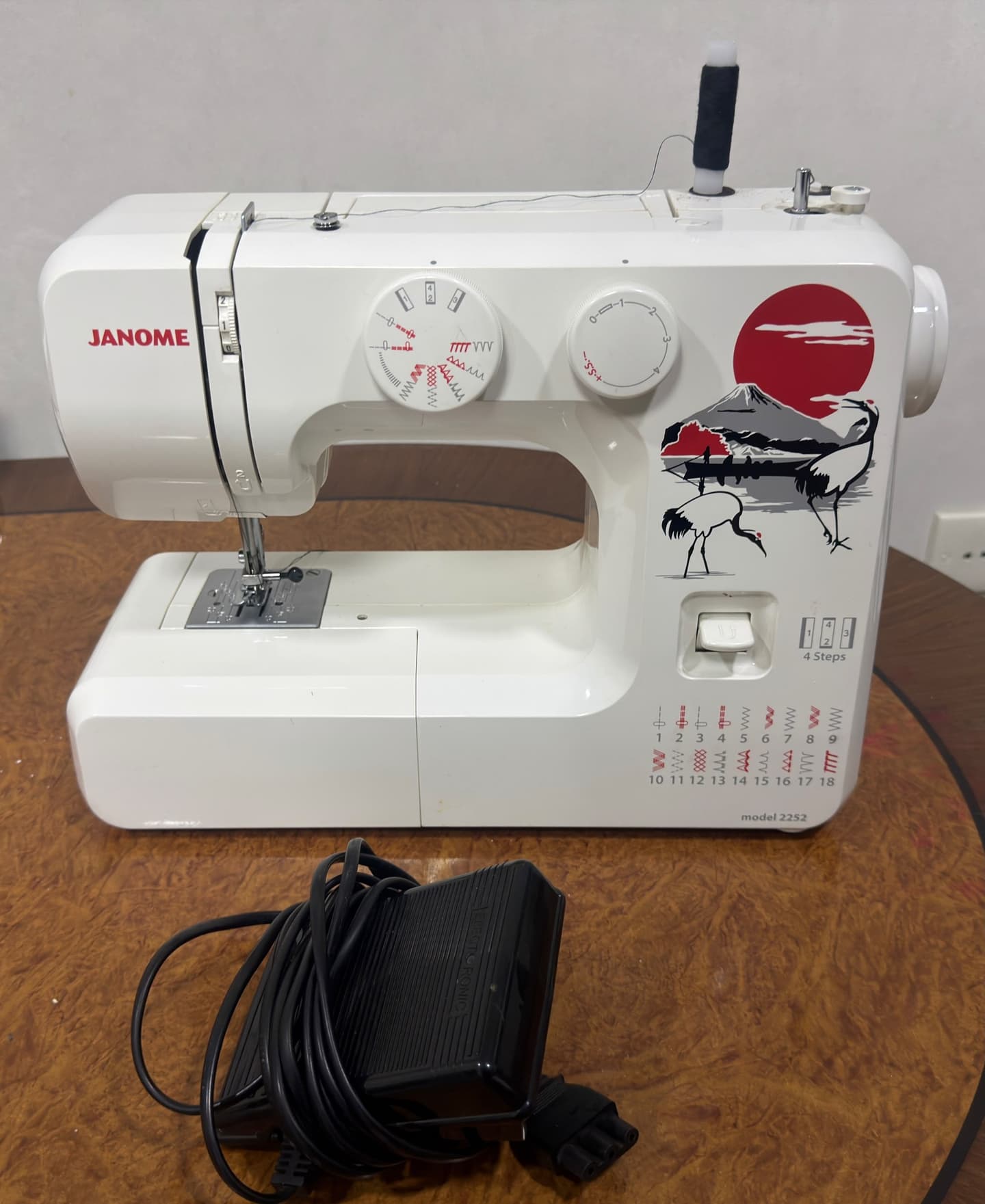 Швейная машина Janome model 2252 с электропедалью на деревянном столе.