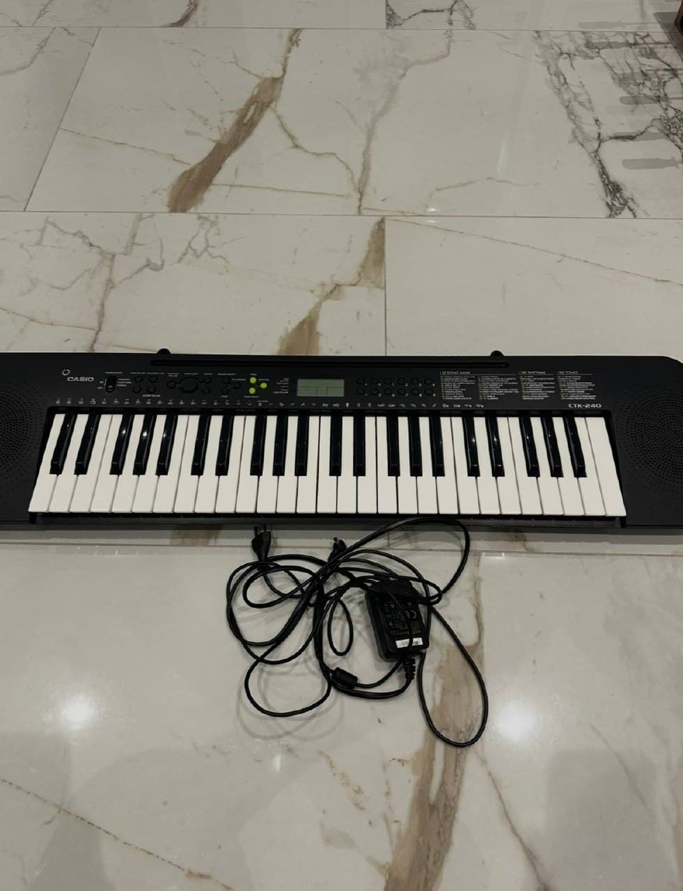 Синтезатор Casio CTK-240 . Почти новый. Цена 100 азн.