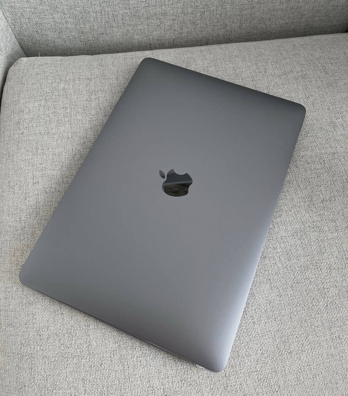 Продаю MacBook Air на чипе Apple M1 в отличном рабочем состоянии.