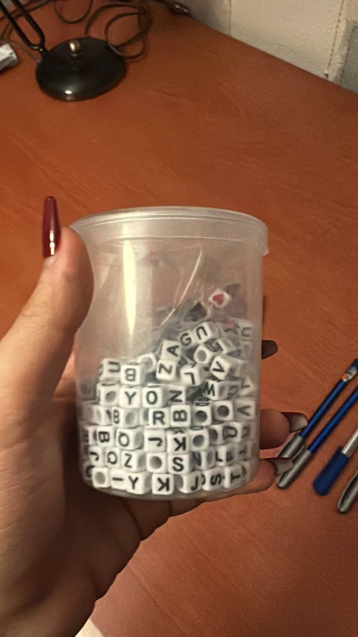 бусы с буквами.