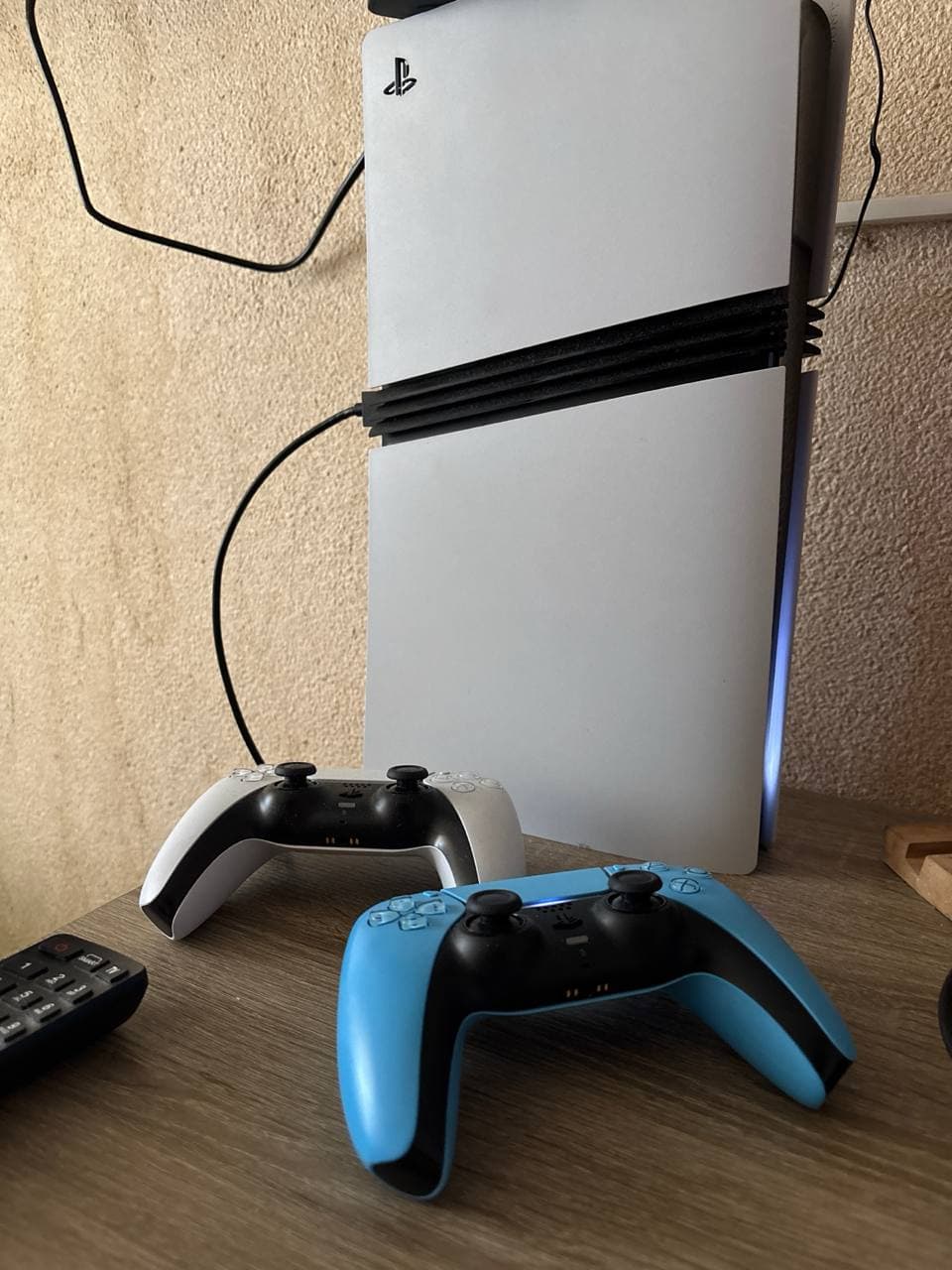 PS5 Pro + 2 original pult - 500 AZN, Komplektdə 2 ədəd orijinal…