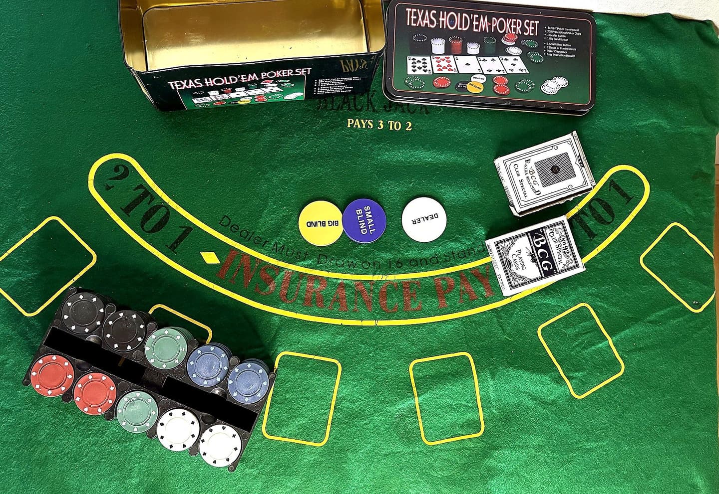 Набор для покера Texas Hold'em с игровым полем, фишками, жетонами, колодами карт и коробкой.