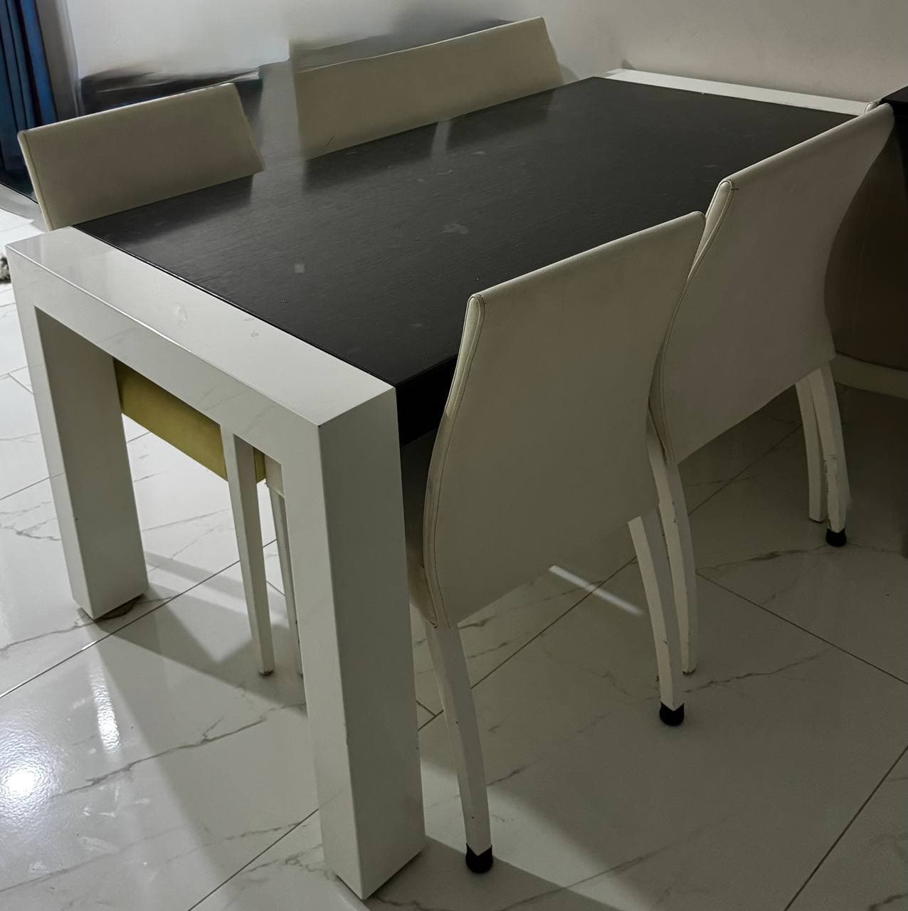 Продаю стол и 6 стульев