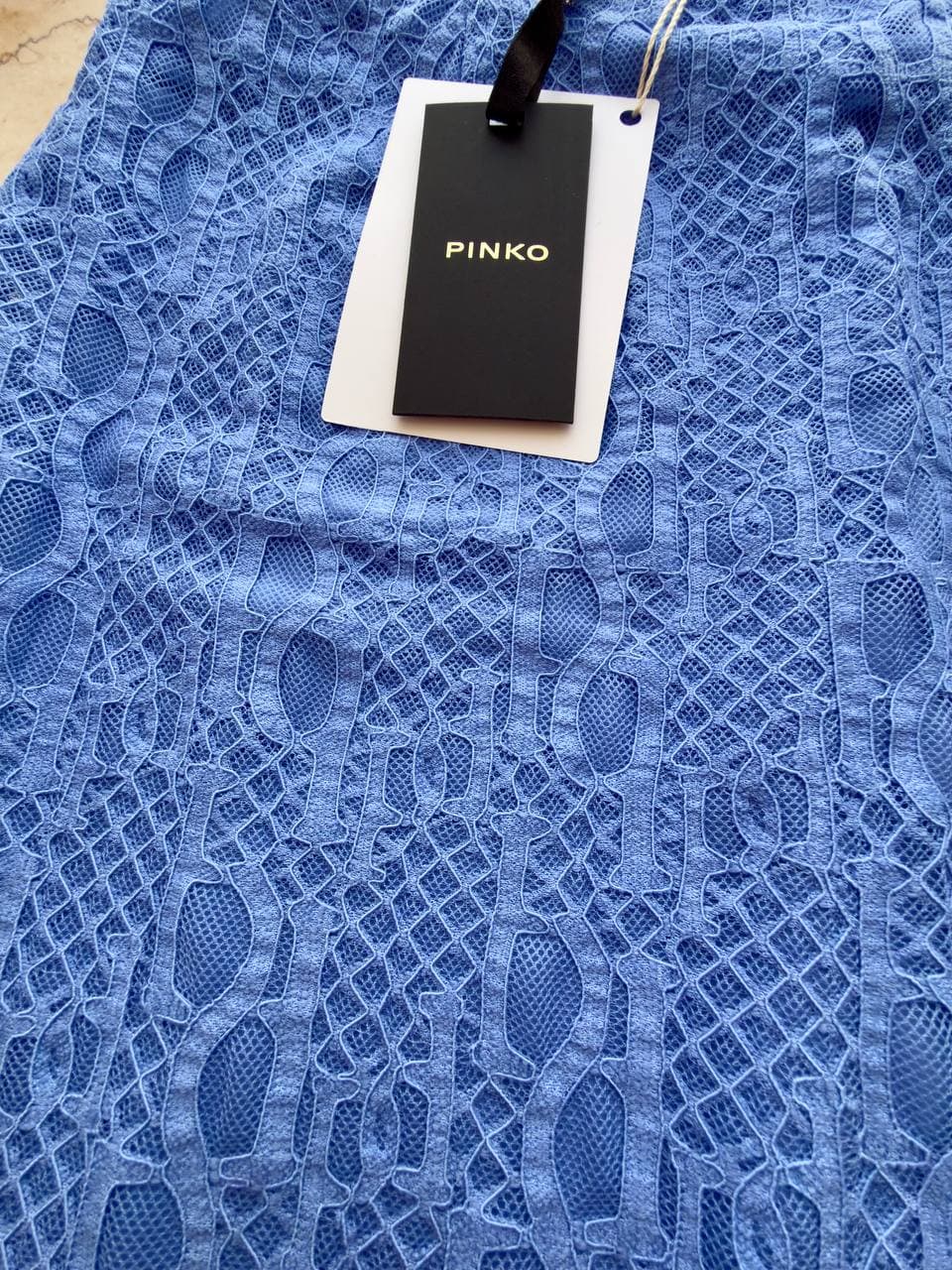 Голубая кружевная юбка Pinko с биркой и модель в юбке.