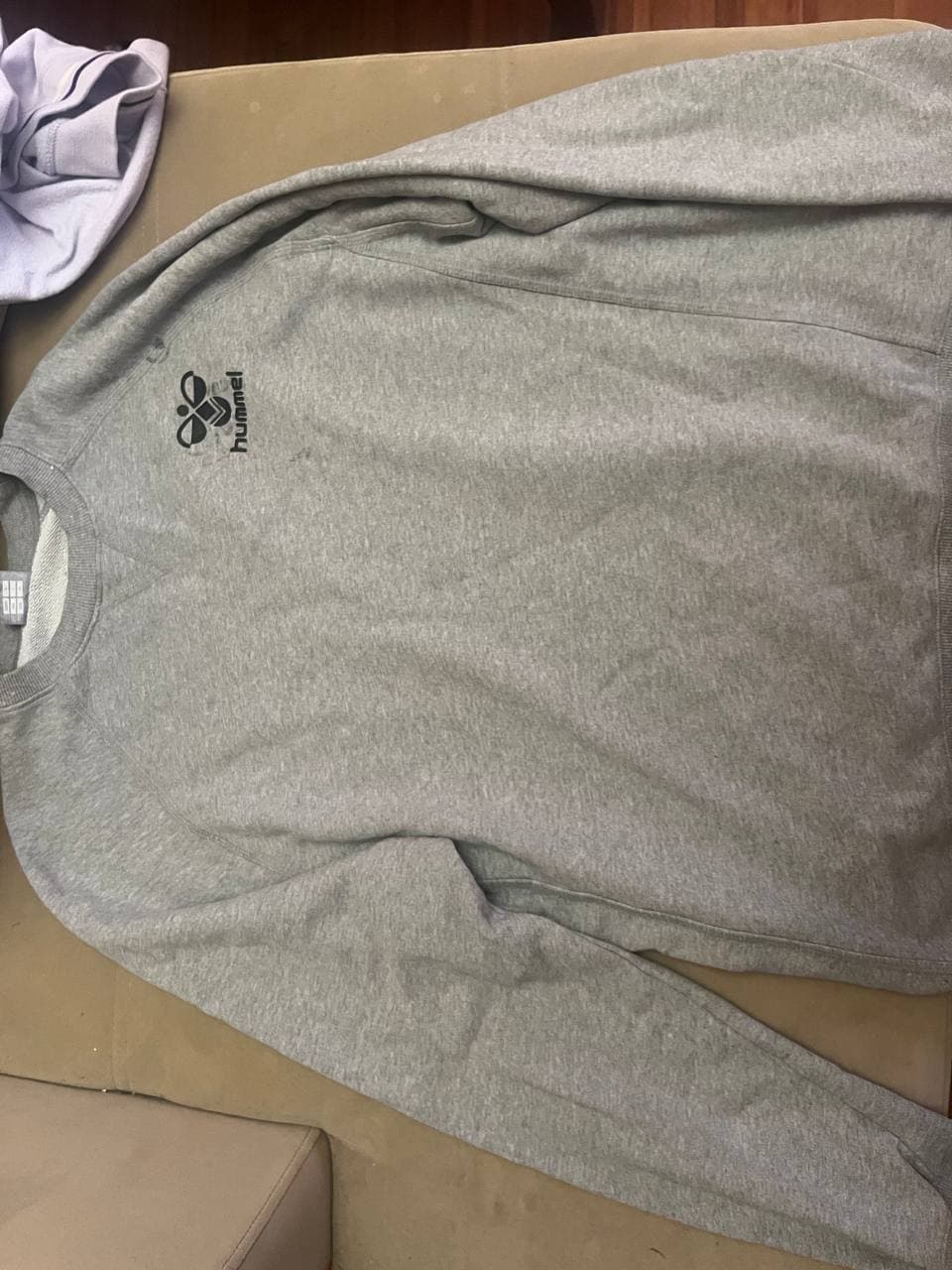 продаю свитер hummel с небольшим пятнышком