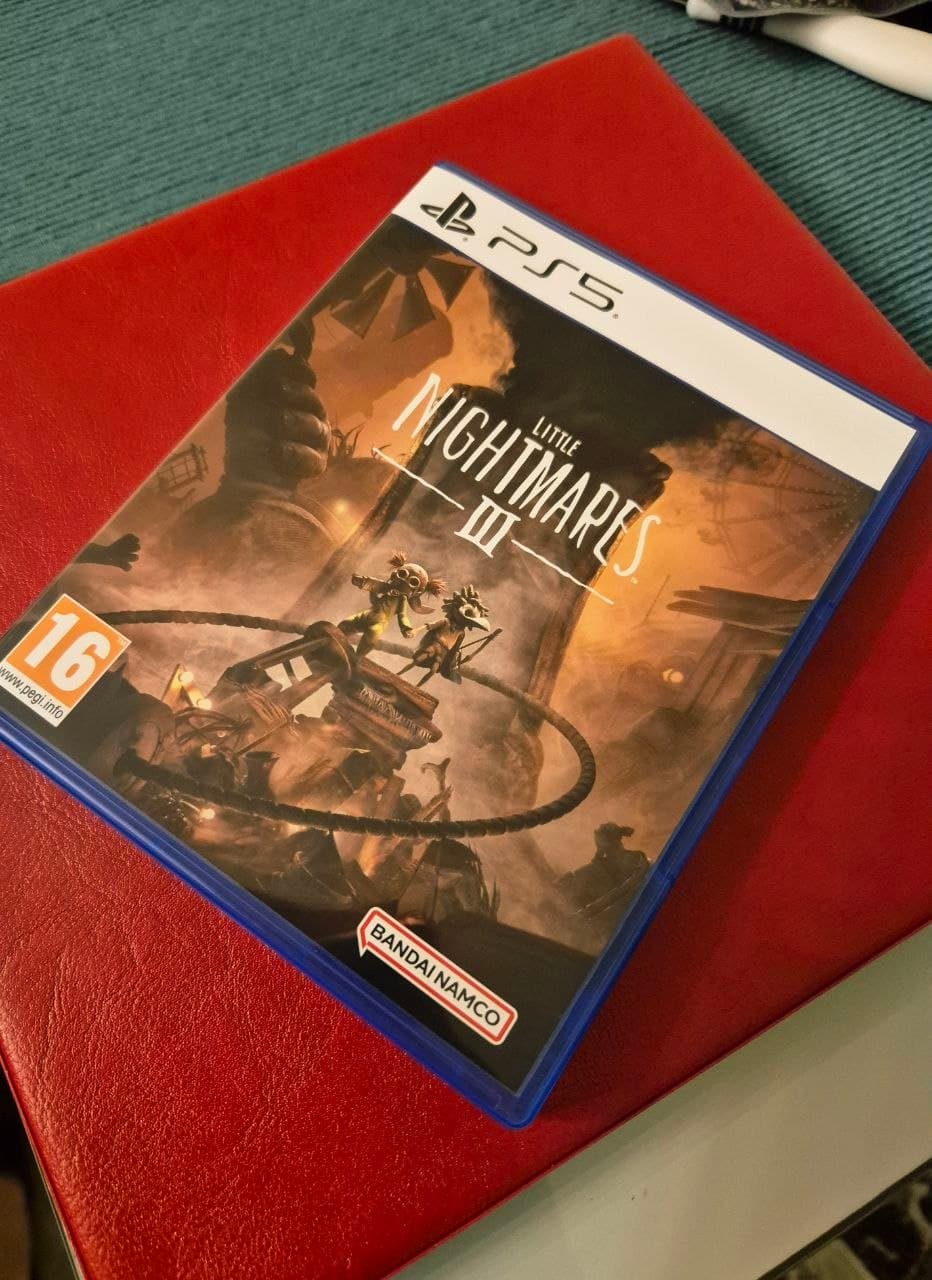 Диск игры Little Nightmares III для PlayStation 5 в синем боксе.