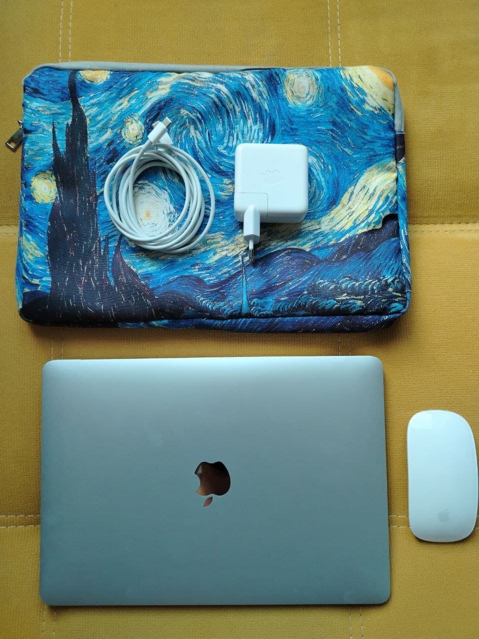 Macbook Air M1, excellent condition. Battery health 84%. Magic Mouse…