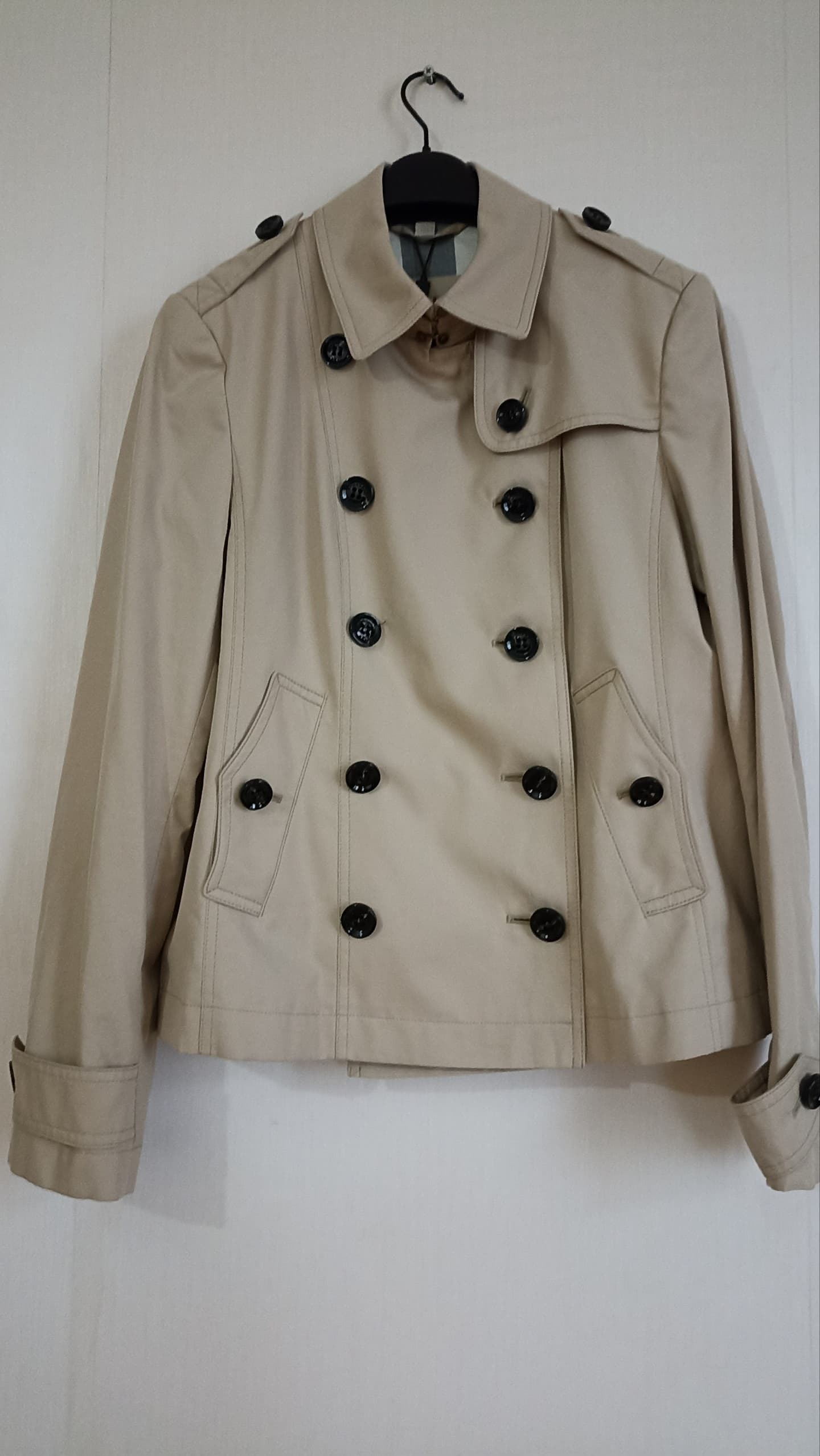 Новый укороченный тренч от Burberry Brit в своем кофре. Размер 12…