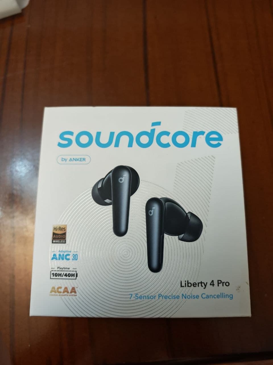 Коробка беспроводных наушников Soundcore Liberty 4 Pro с изображением наушников и техническими характеристиками.