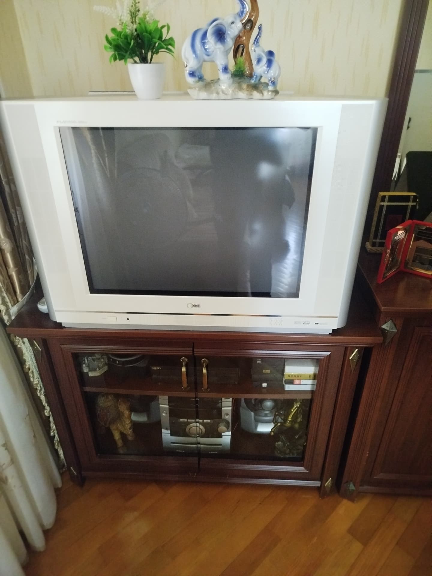 Böyük ölçülü tək televizor satilir pultu üstündə