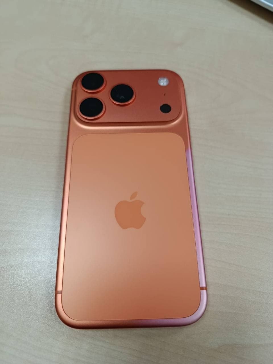 Здравствуйте,продается iPhone 17 Pro Оранжевого цвета состояние…