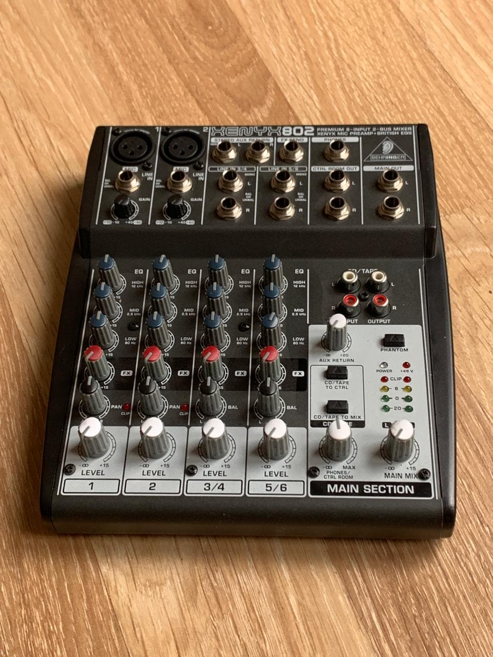 Продаю компактный микшер Behringer XENYX 802