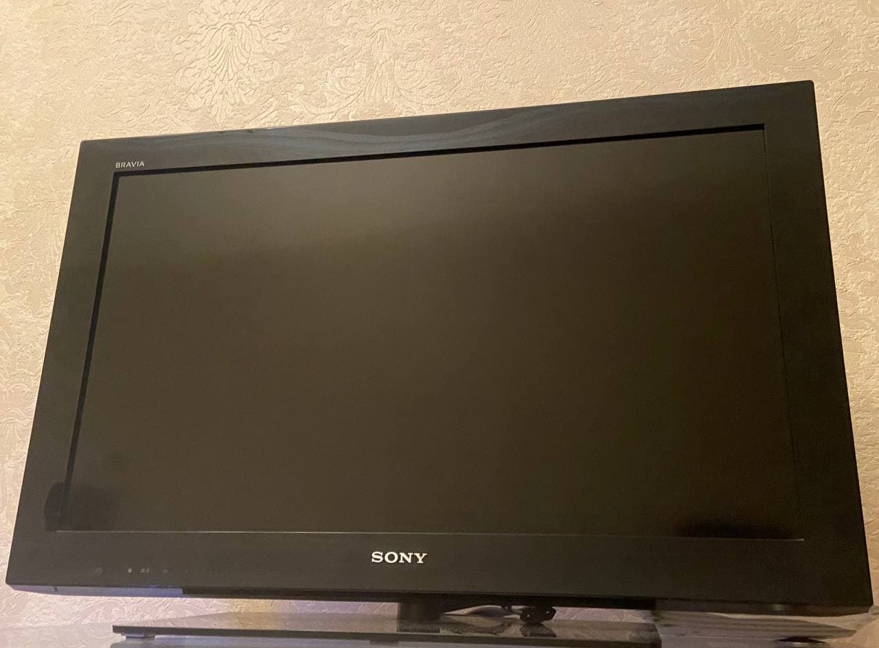 Телевизор Sony Bravia LCD чёрного цвета на подставке.