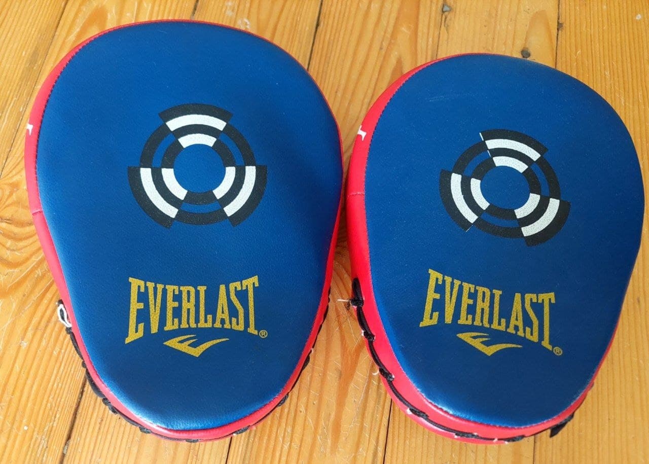Пара боксерских лап синего цвета с красной окантовкой и надписью Everlast.