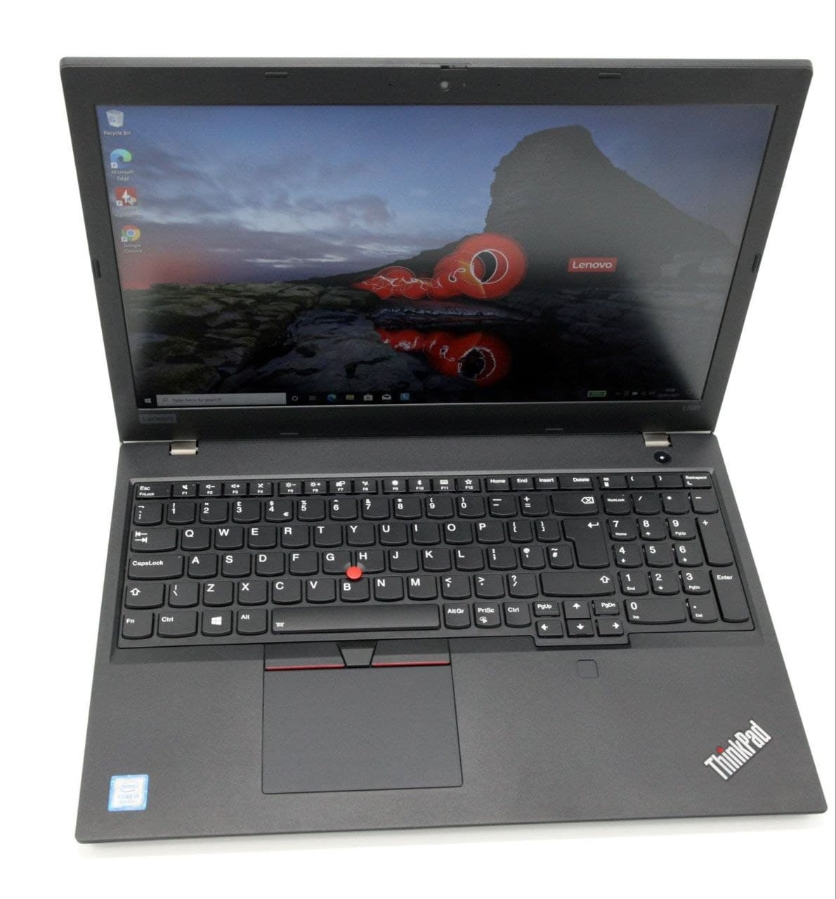 Открытый ноутбук Lenovo ThinkPad L590 с включенным экраном и полноразмерной клавиатурой.