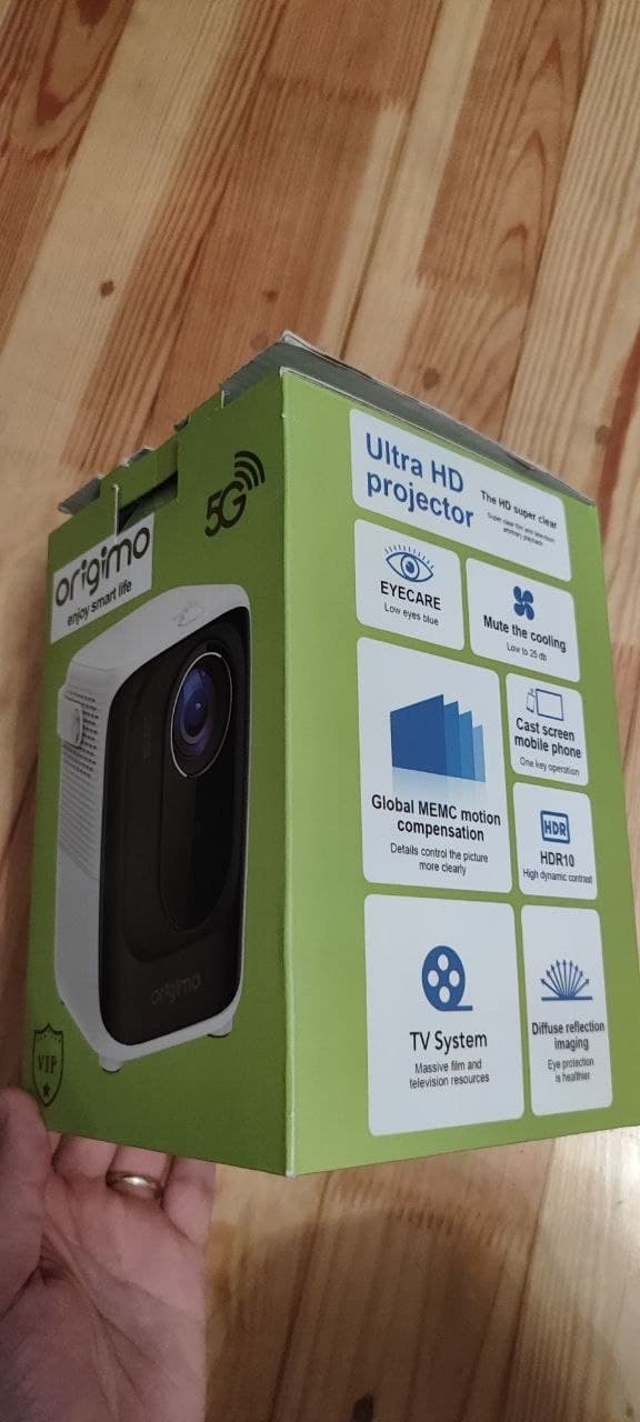 Коробка с проектором Origimo Ultra HD с перечислением функций на английском языке.