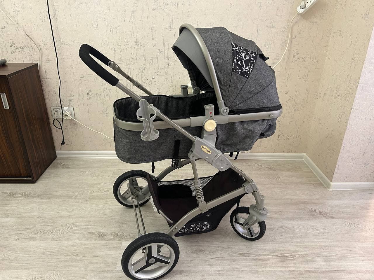 Продаётся детская коляска BabyHone