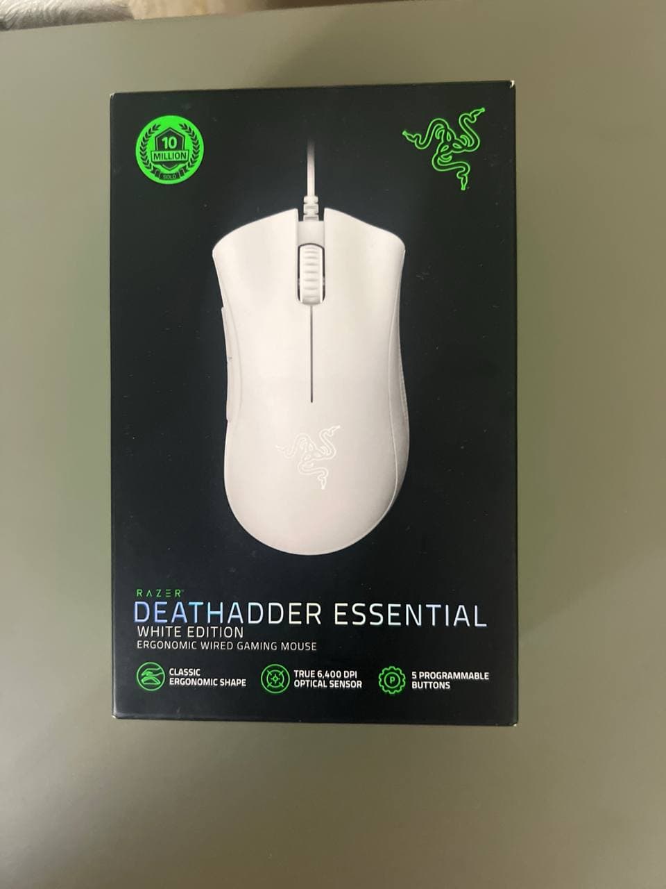 Коробка с белой игровой мышью Razer DeathAdder Essential White Edition