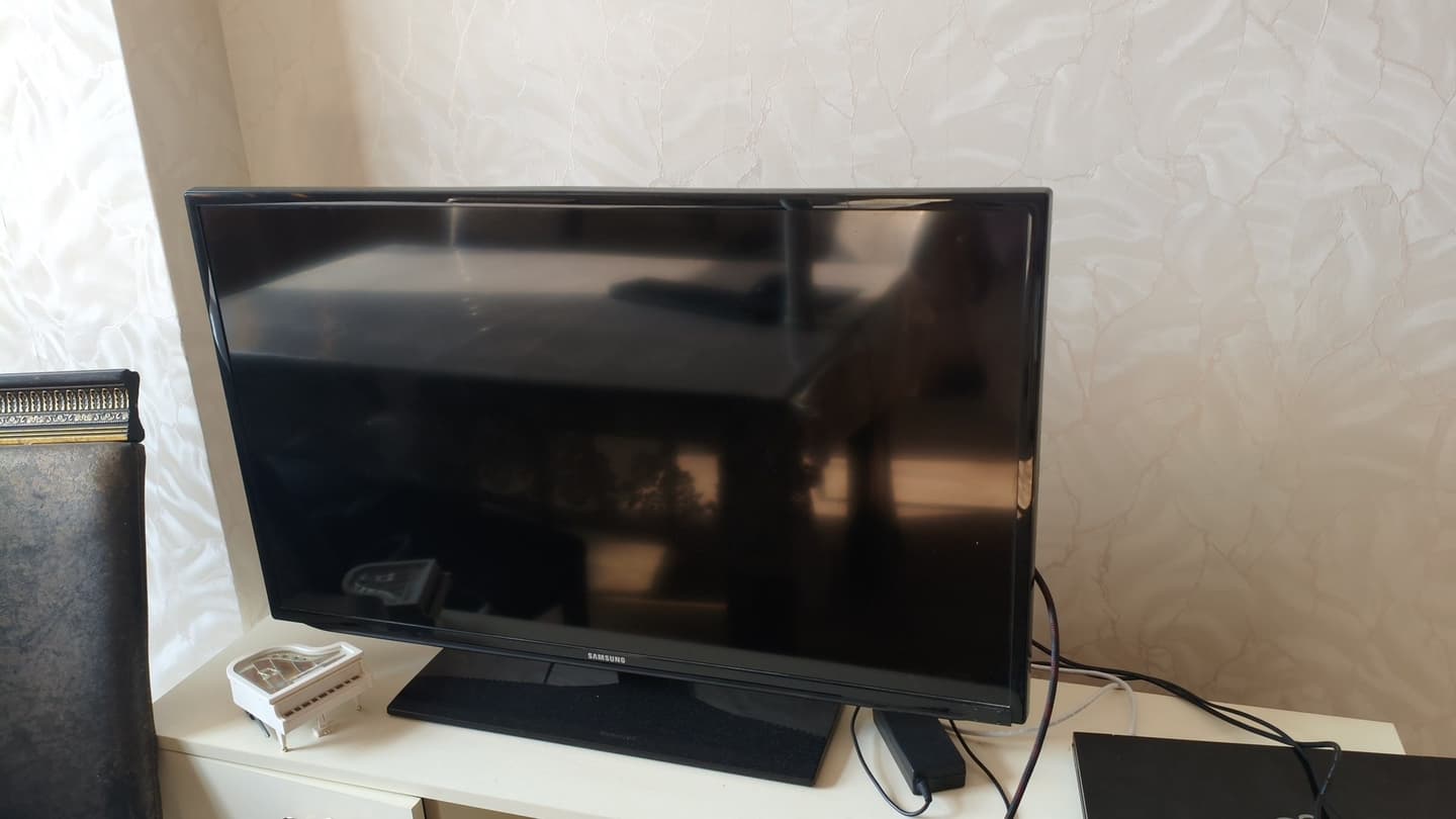Телевизор самсунг 40 дюймов не смарт. HDMI выходы есть.
