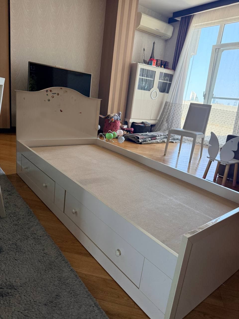 Продаю письменный с тумбой и полкой сверху 100azn, покупался дорого в Dogtaş, 136*63см Также продает, фото 2