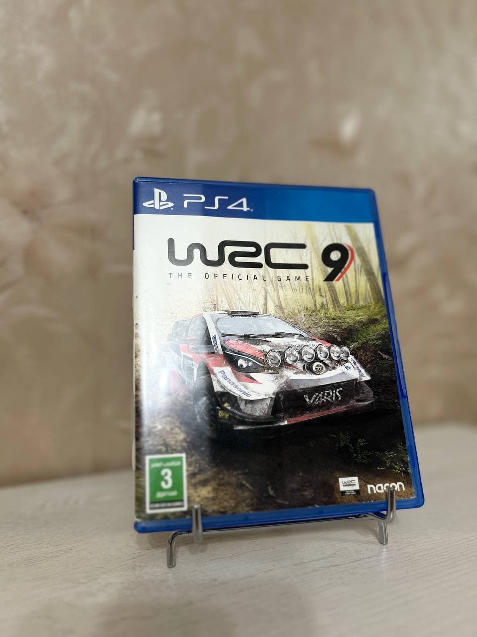 Коробка с игрой WRC 9 для PS4 с изображением гоночного автомобиля.