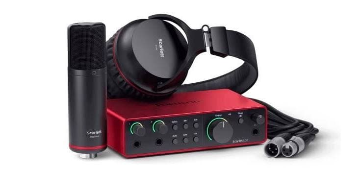 Комплект Focusrite Scarlett 2i2 Studio с аудиоинтерфейсом, микрофоном и наушниками.