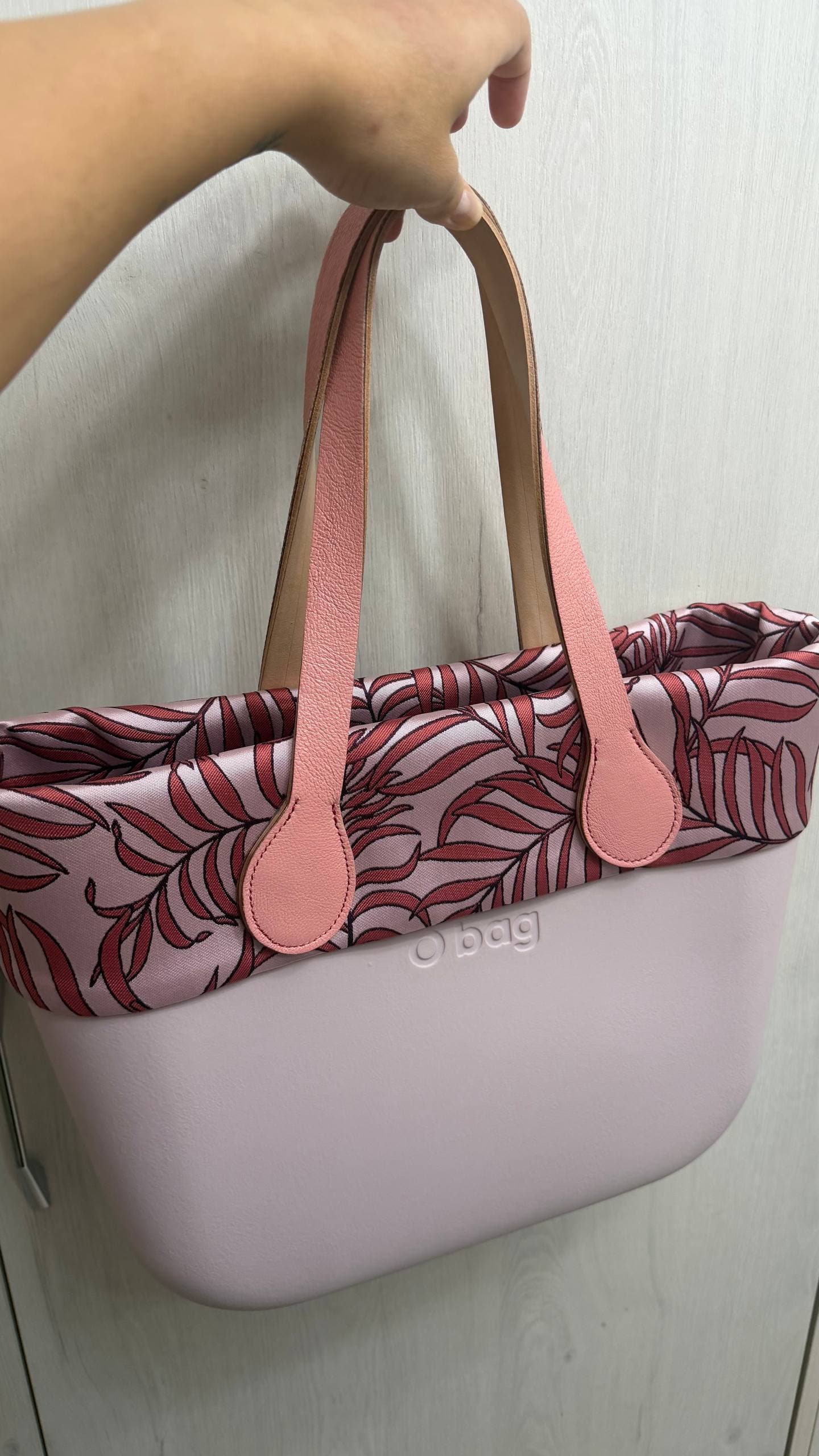 Сумка O bag пудрового цвета с цветочным текстильным вкладышем и розовыми ручками из экокожи.