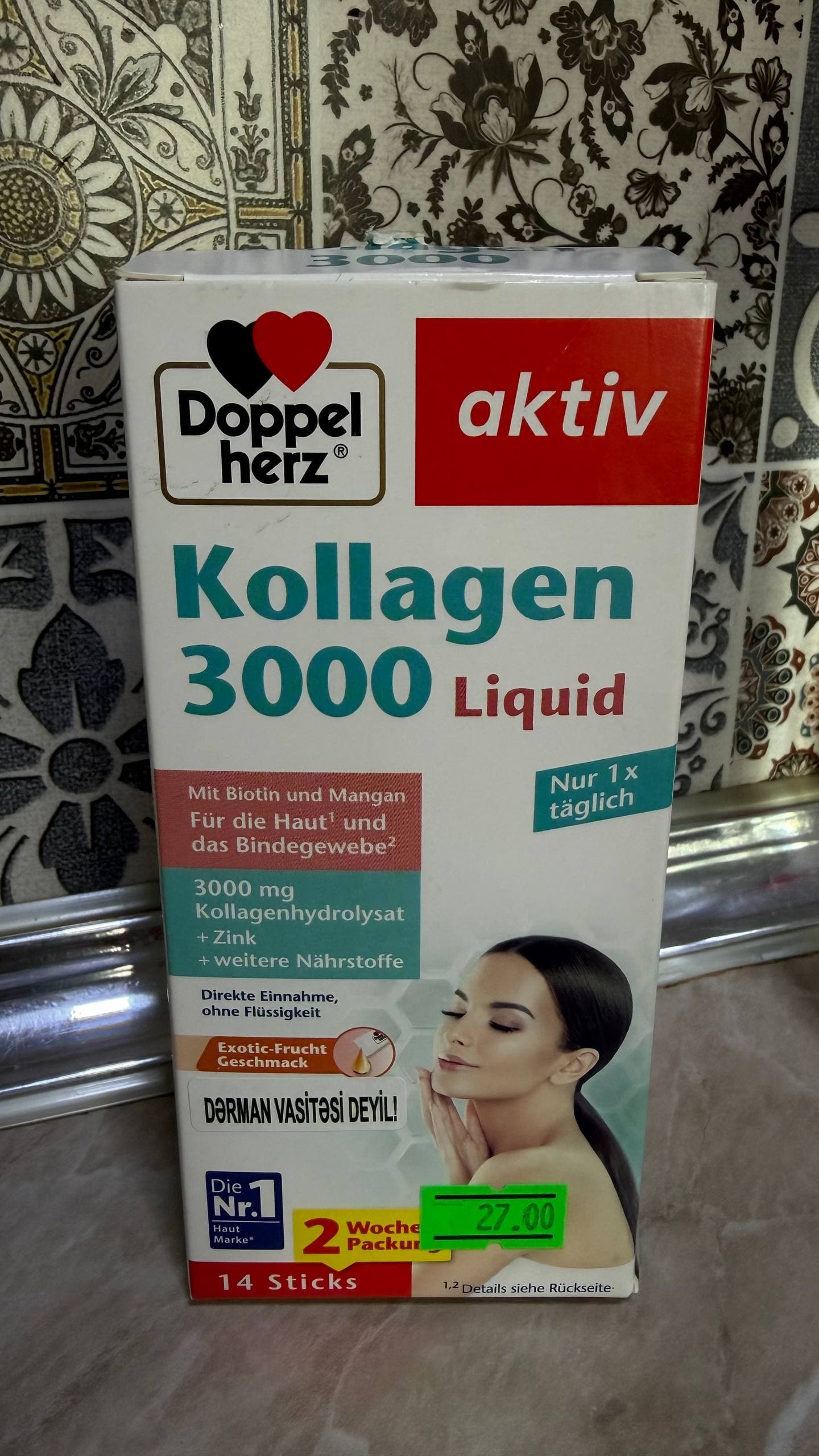 Упаковка коллагена Doppel herz aktiv Kollagen 3000 Liquid с изображением женщины.