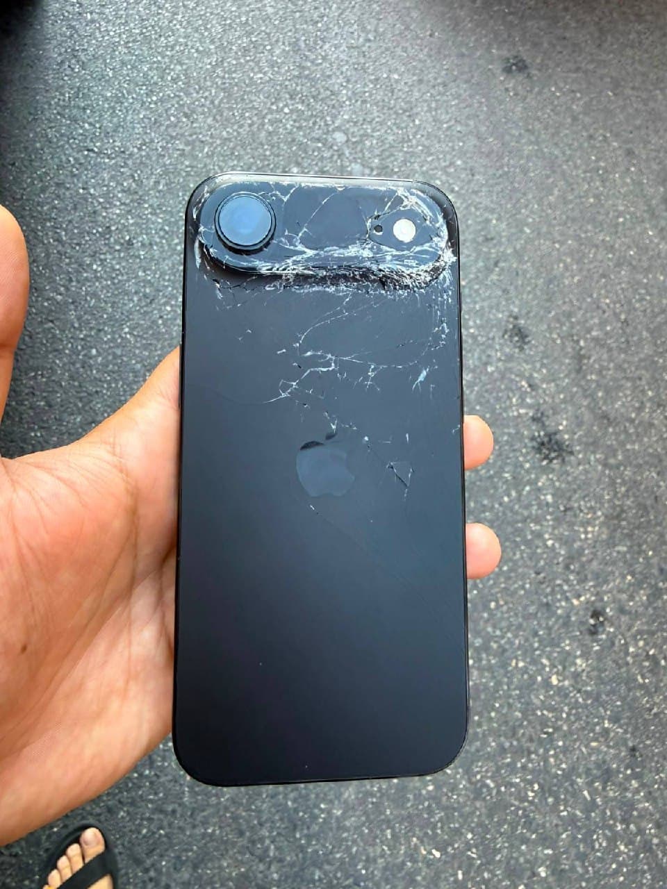 Смартфон iPhone 17 Air с разбитой задней крышкой, вид сзади.