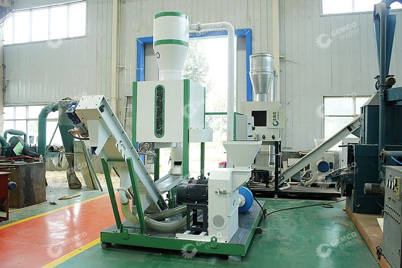 Мобильная линия гранулирования MPL420 с молотковой дробилкой и сепаратором в промышленном помещении.