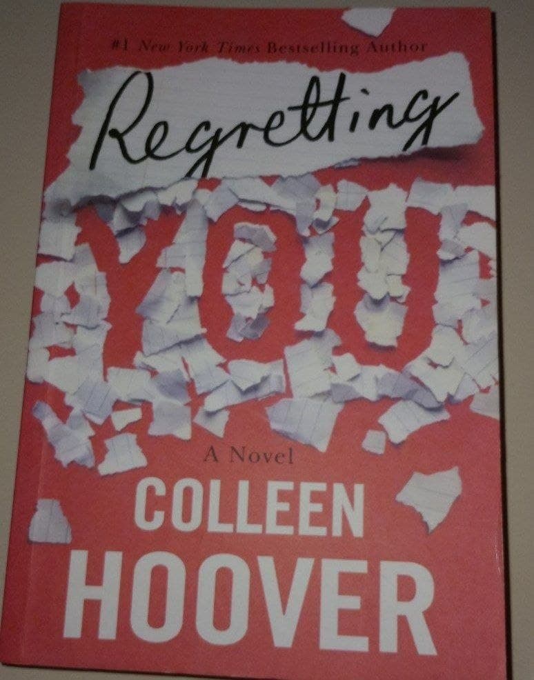 Книга "Regretting You" Colleen Hoover с красной обложкой.