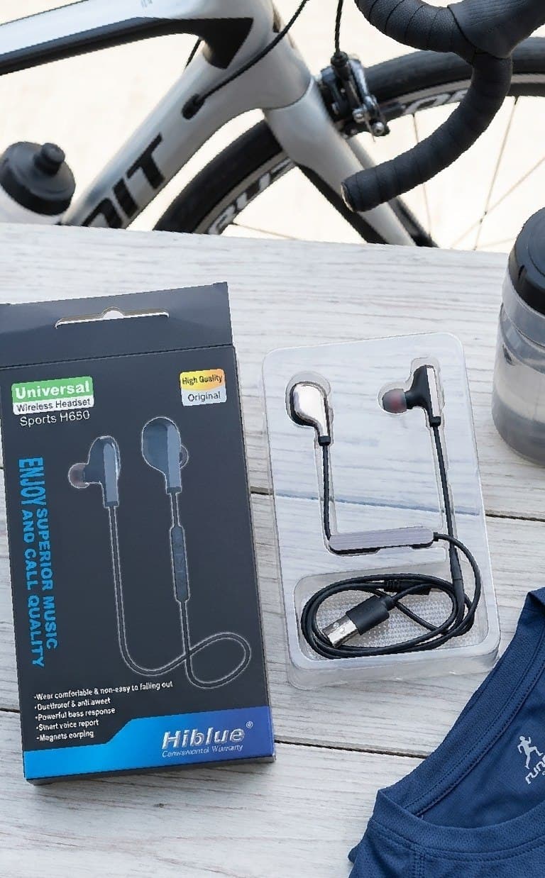 Новые беспроводные спортивные наушники Hiblue Sports H650 в упаковке и комплекте на столе.