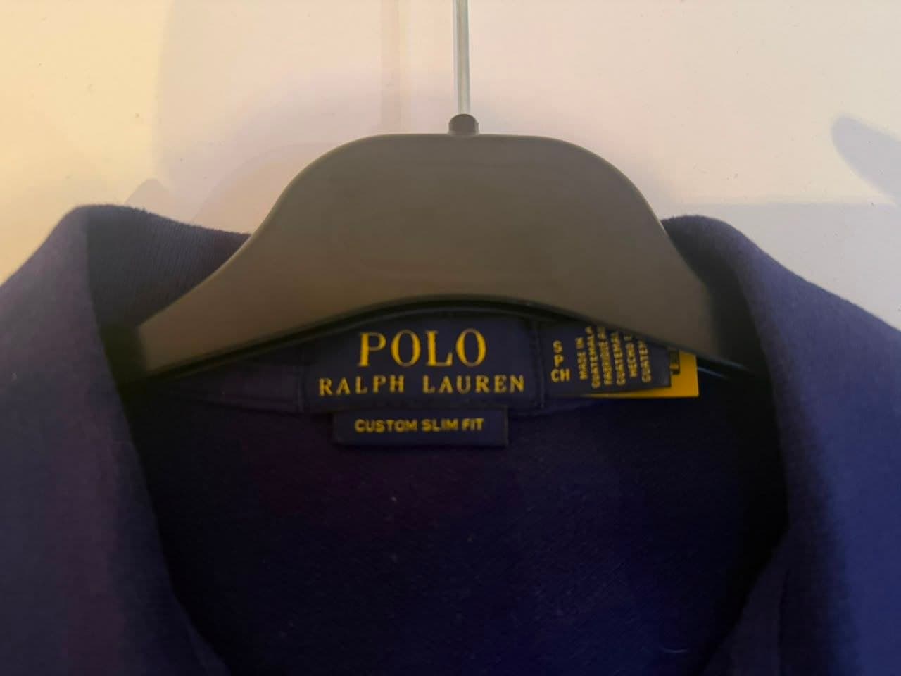 Ярлык футболки-поло Polo Ralph Lauren размера S на вешалке.