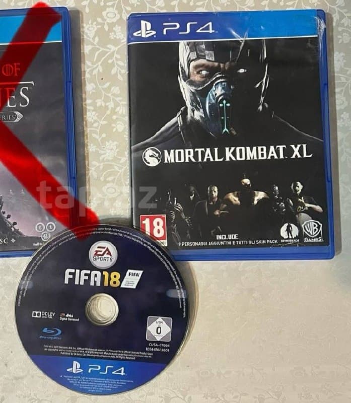 Четыре диска для PS4, включая Mortal Kombat XL в коробке и диск FIFA 18.