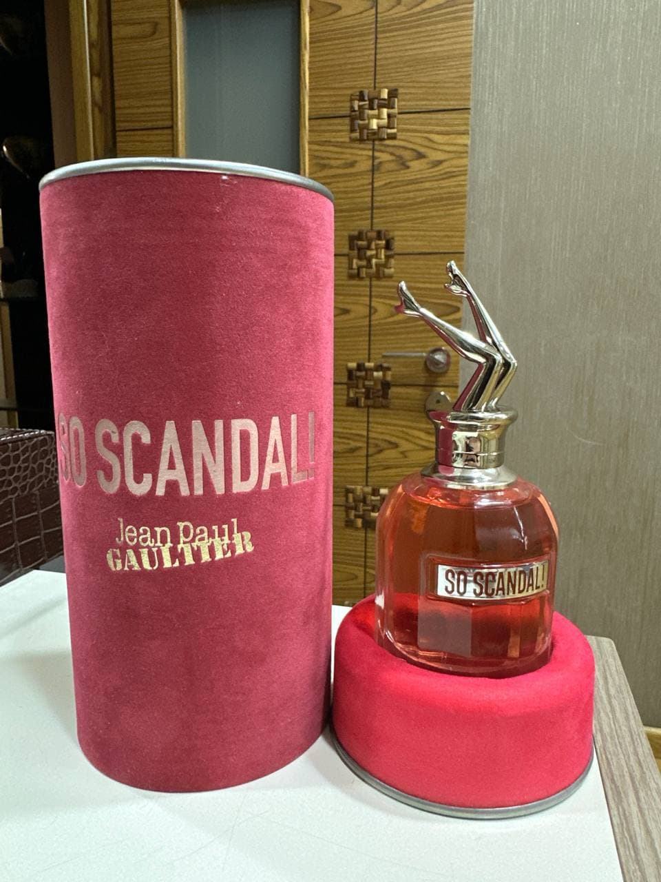 Флакон духов Jean Paul Gaultier So Scandal! с оригинальным бархатным тубусом красного цвета.